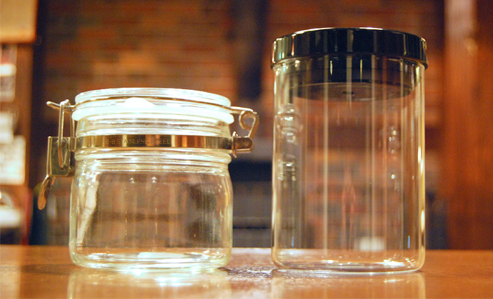 ガラス製のコーヒー豆保存容器