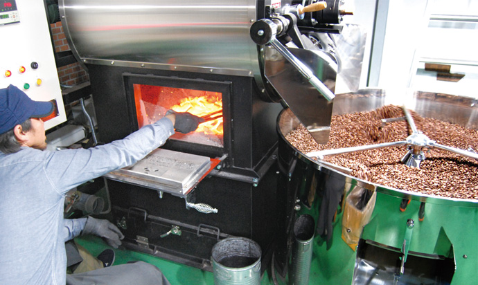 コーヒー豆の炭火焙煎
