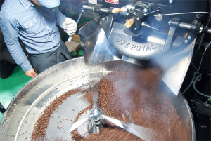 コーヒー豆の焙煎『窯出し』